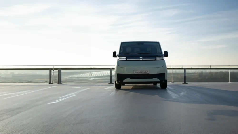 Farizon SV voorkant op lege parkeerplaats